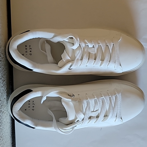 Women White sneakers with Faux Leather upper , memory insole sz 8.5 - Picture 2 of 5